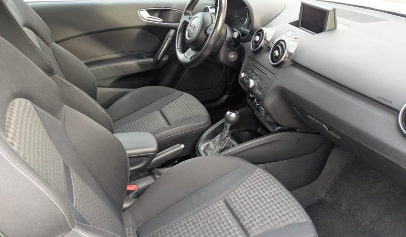 AUDI A1 1.6TDI 90CV STRONIC AMBITION lleno